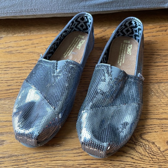 SOLD Toms Size W 8.5 Silver Round Toe Flat Fabric - Picture 2 of 4